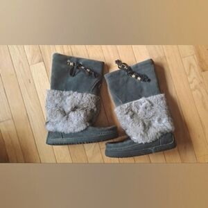 Manitobah Mukluks, Size 6.